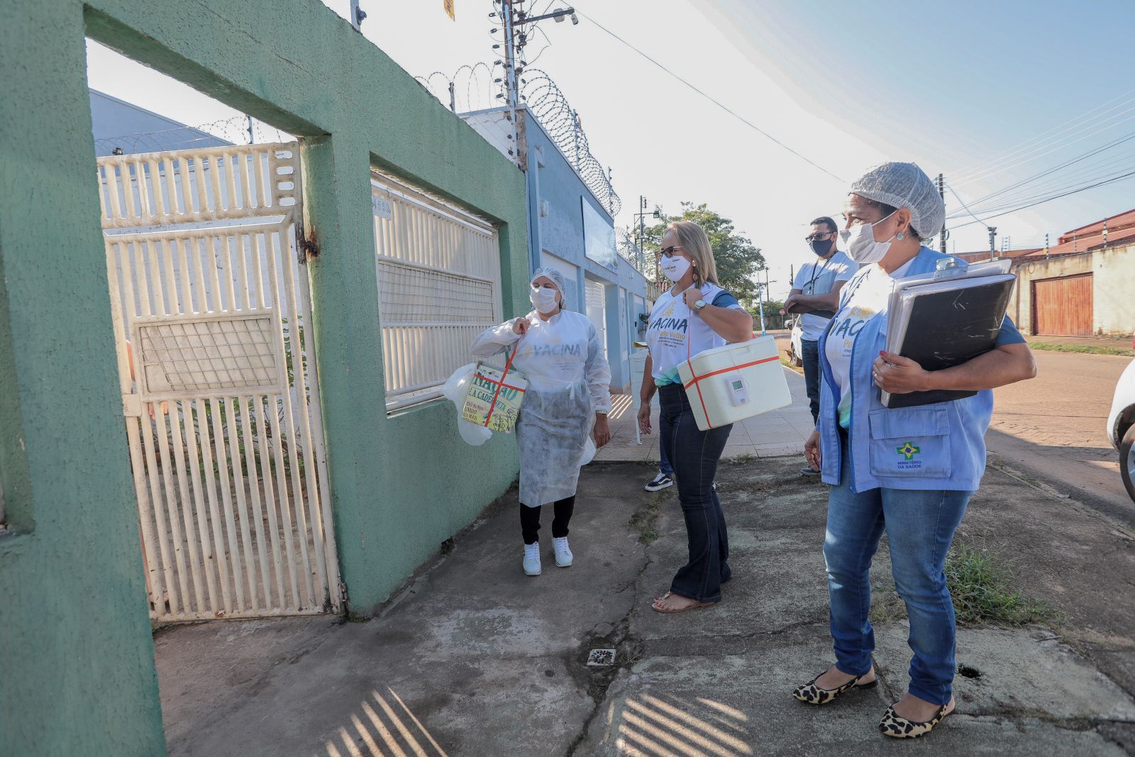 Equipes levam as doses de esperança àqueles que não podem se deslocar